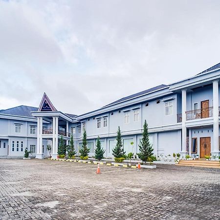 Capital O 540 Esther Hotel Balige Exterior photo