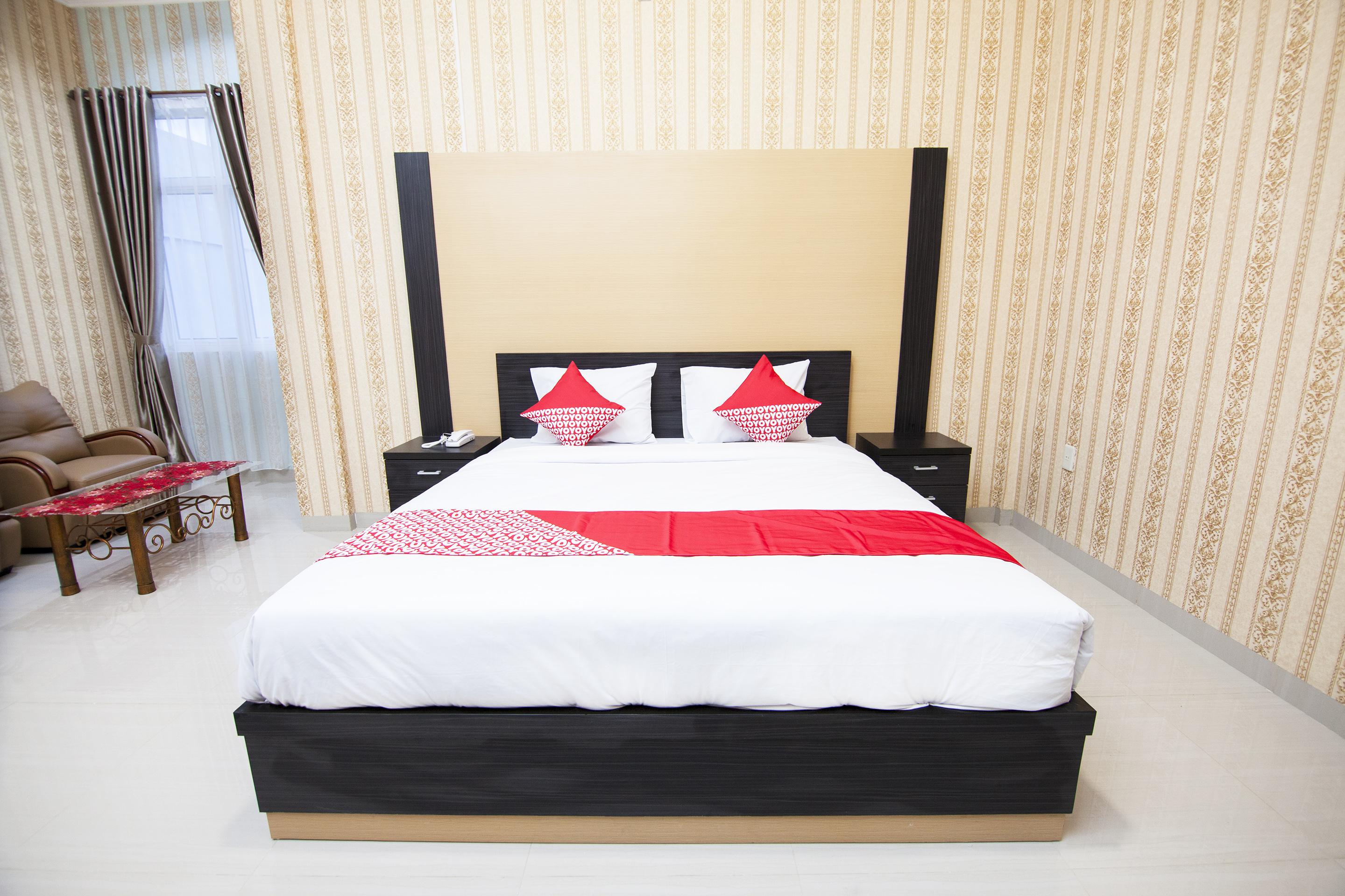Capital O 540 Esther Hotel Balige Exterior photo