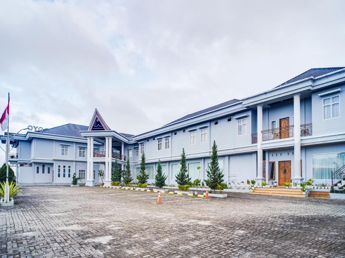 Capital O 540 Esther Hotel Balige Exterior photo
