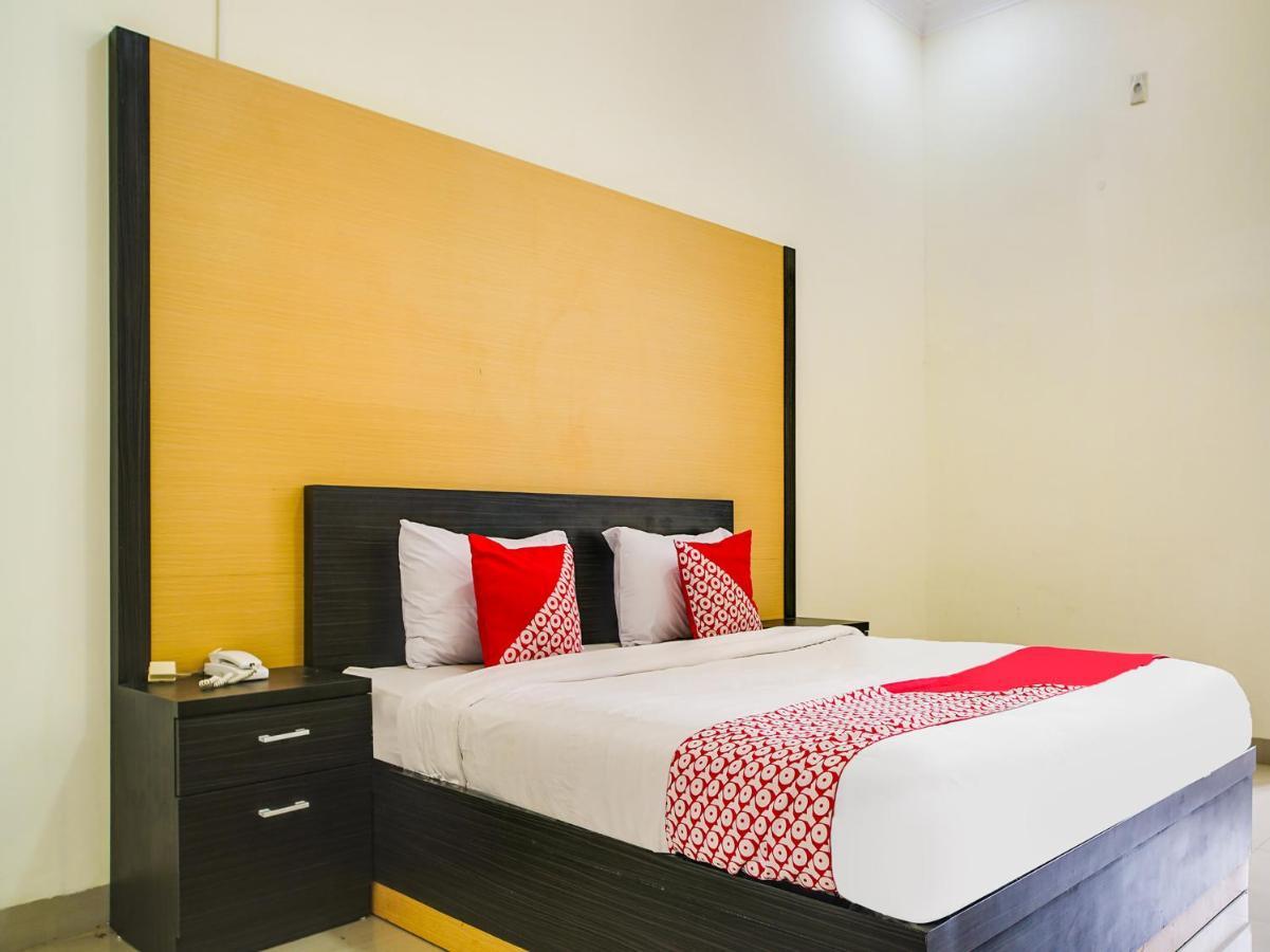 Capital O 540 Esther Hotel Balige Exterior photo