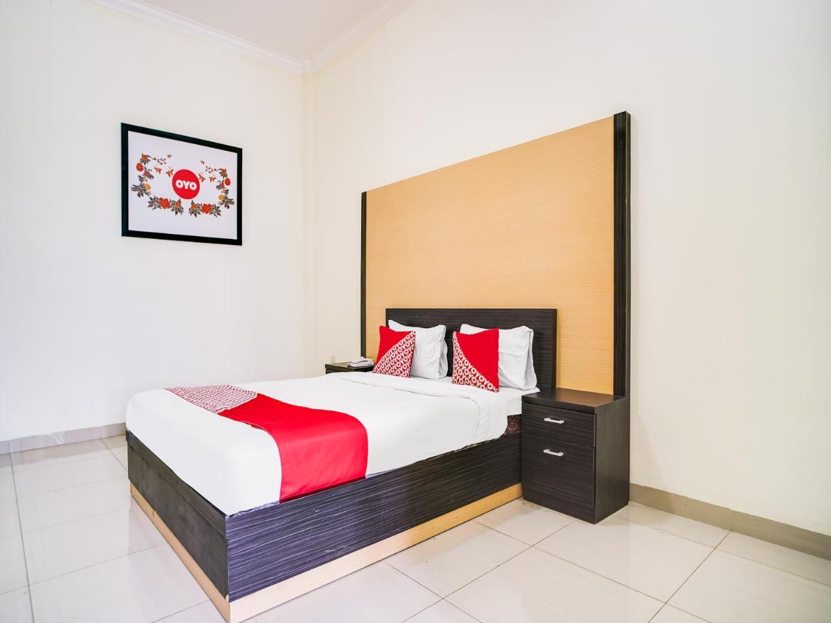 Capital O 540 Esther Hotel Balige Exterior photo