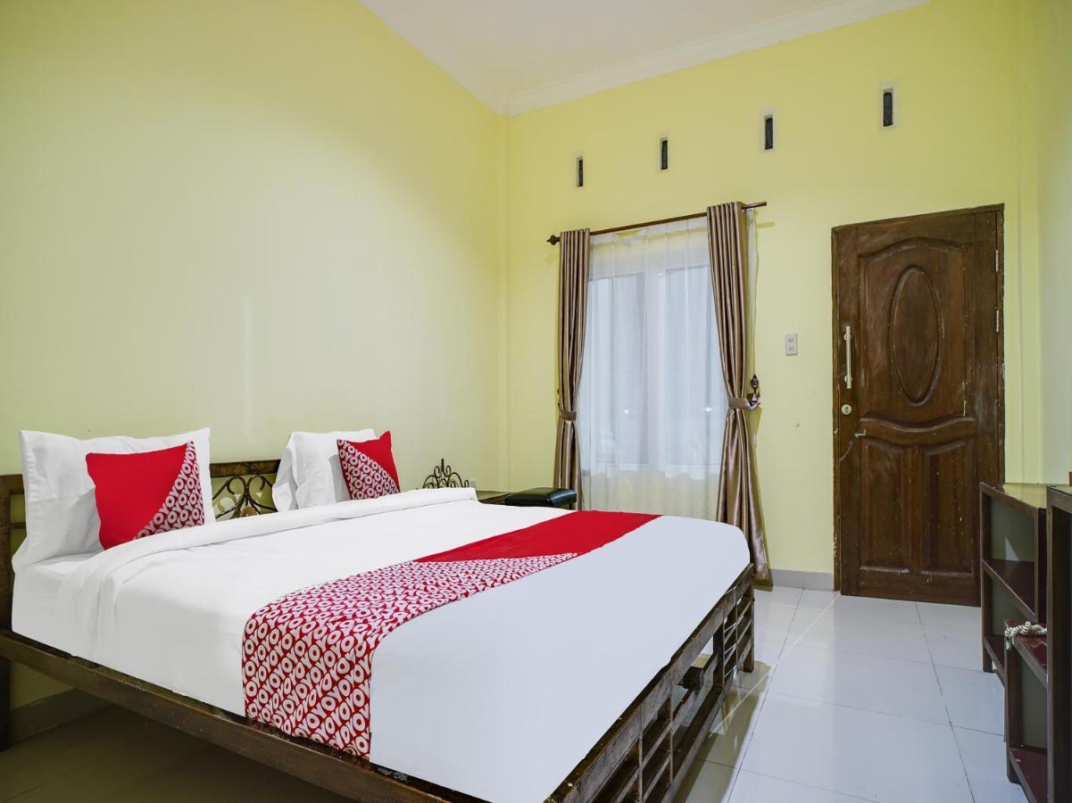 Capital O 540 Esther Hotel Balige Exterior photo