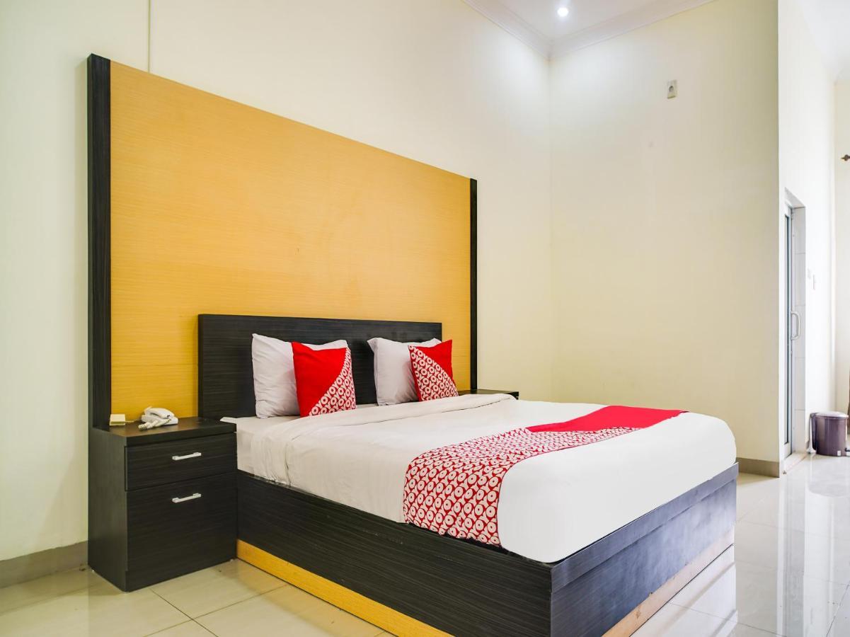 Capital O 540 Esther Hotel Balige Exterior photo