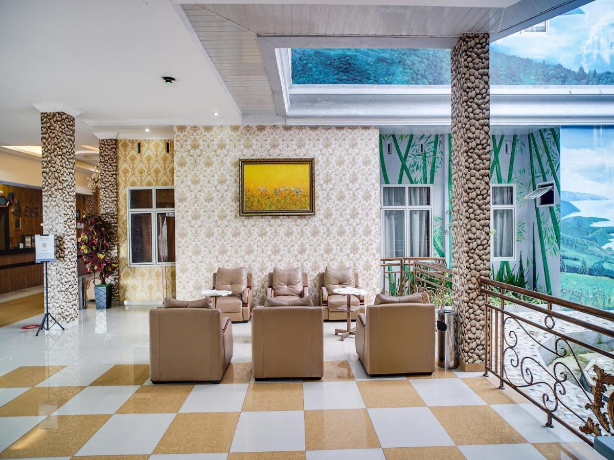 Capital O 540 Esther Hotel Balige Exterior photo