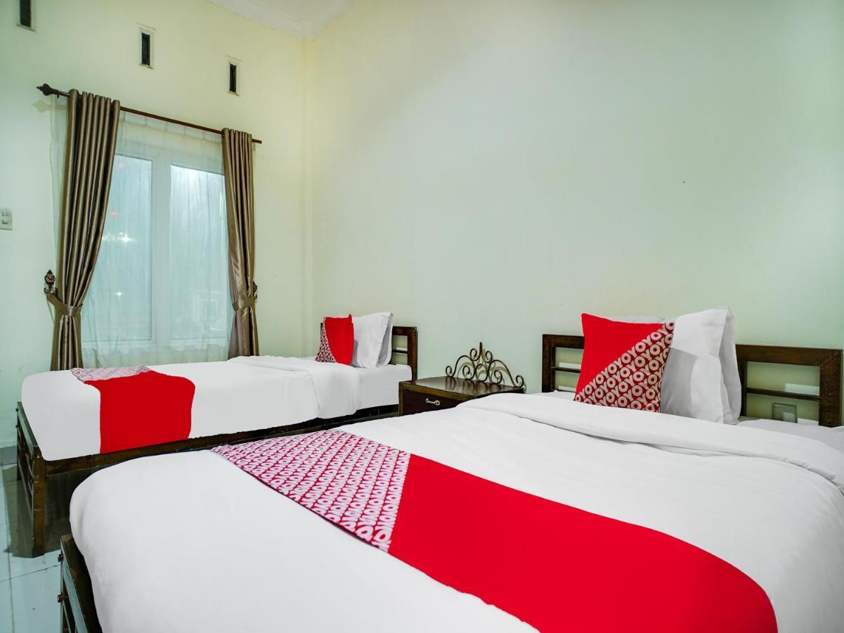 Capital O 540 Esther Hotel Balige Exterior photo