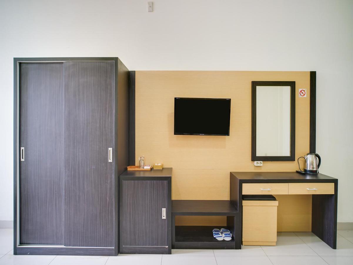 Capital O 540 Esther Hotel Balige Exterior photo