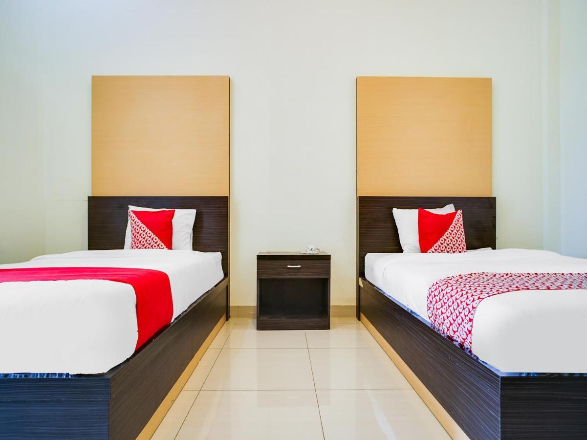Capital O 540 Esther Hotel Balige Exterior photo