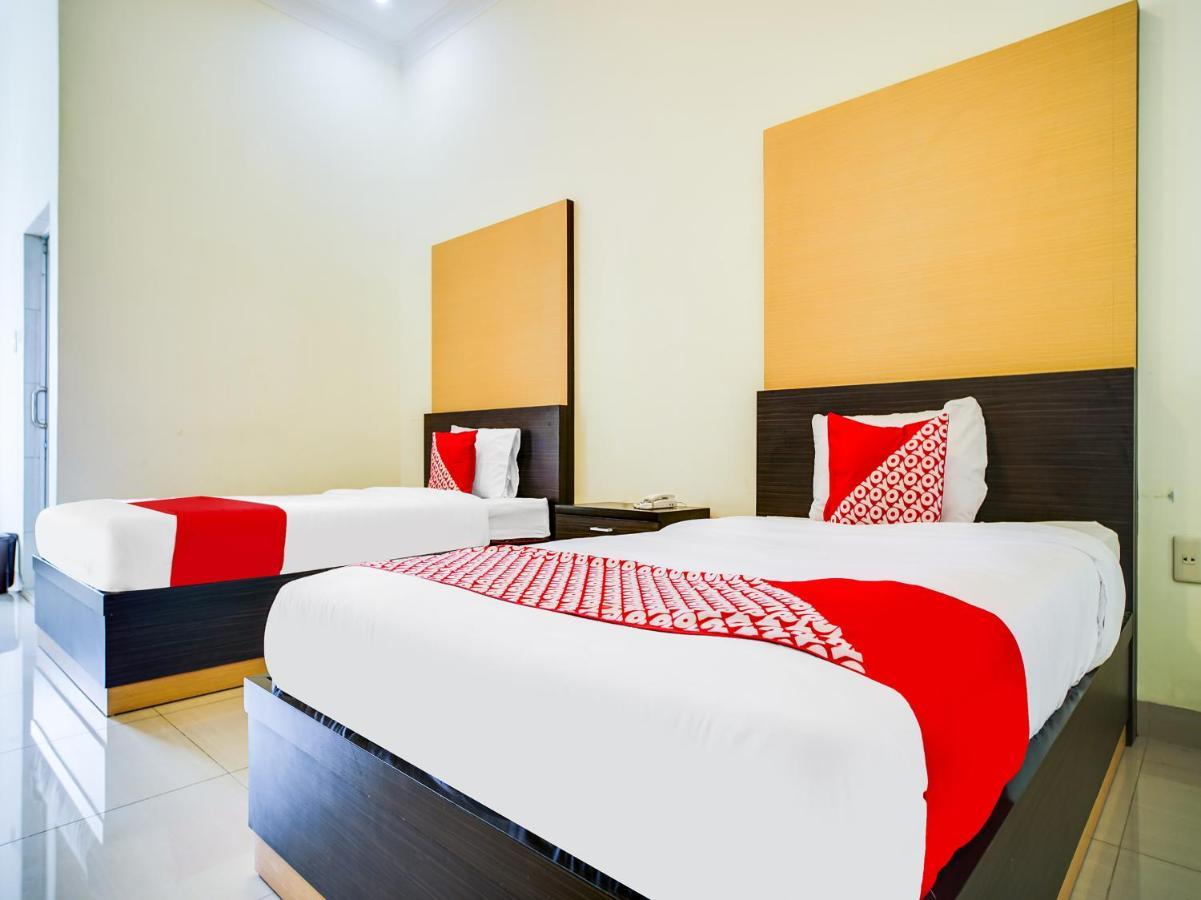 Capital O 540 Esther Hotel Balige Exterior photo