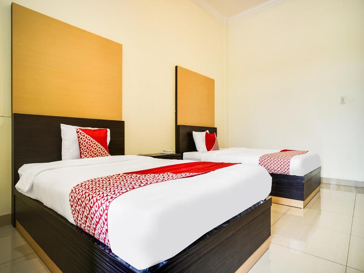 Capital O 540 Esther Hotel Balige Exterior photo