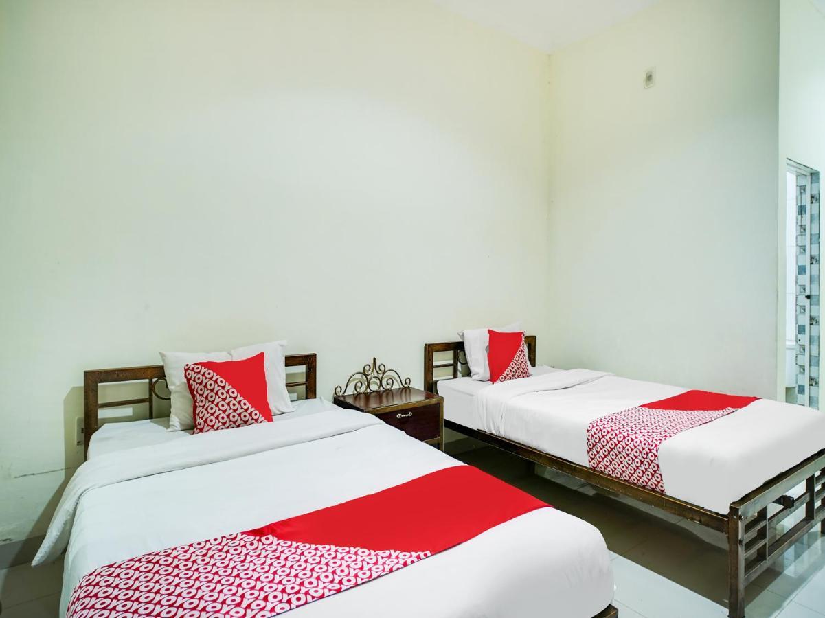 Capital O 540 Esther Hotel Balige Exterior photo