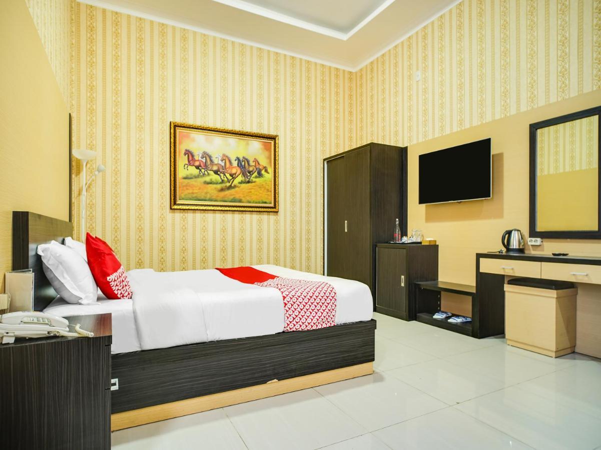 Capital O 540 Esther Hotel Balige Exterior photo