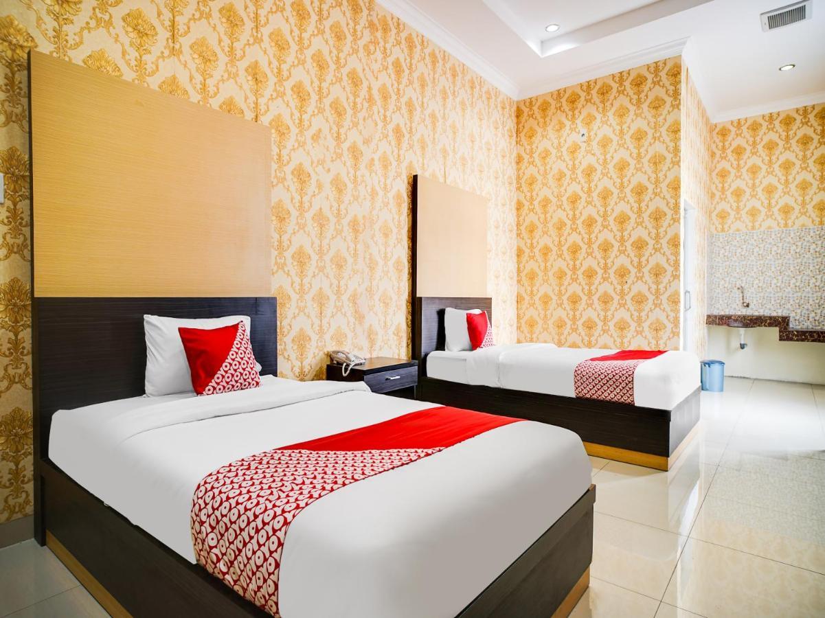 Capital O 540 Esther Hotel Balige Exterior photo