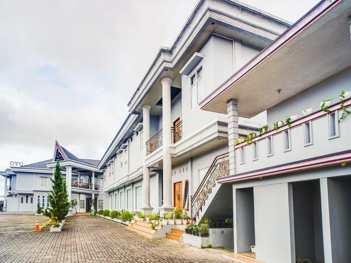 Capital O 540 Esther Hotel Balige Exterior photo