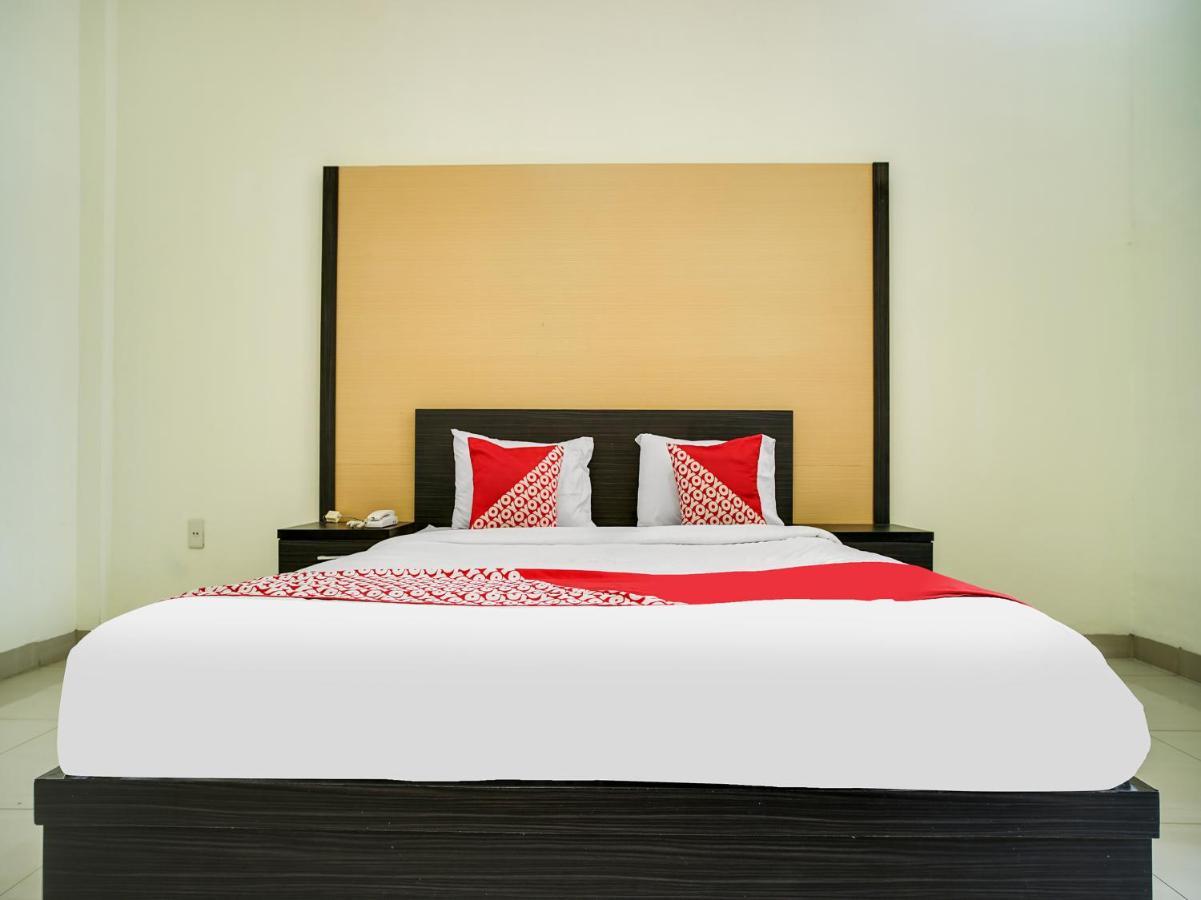 Capital O 540 Esther Hotel Balige Exterior photo