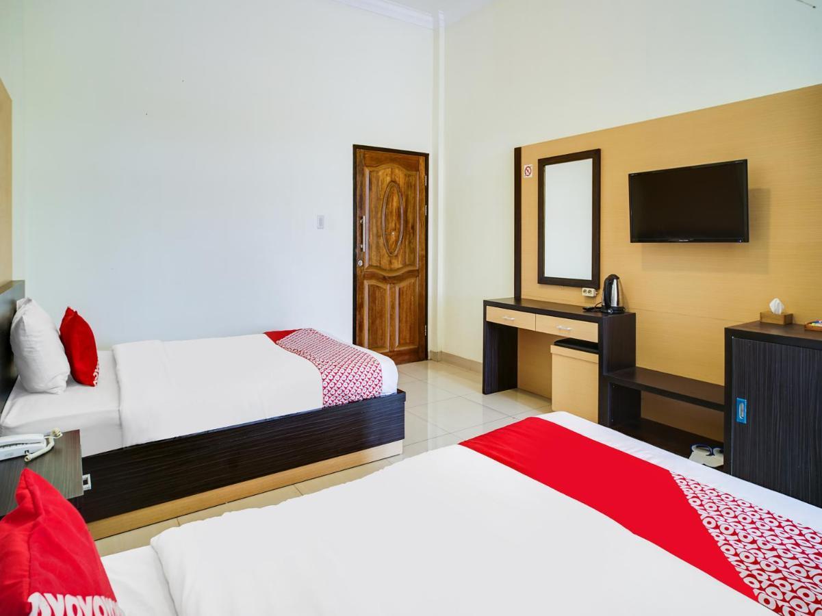 Capital O 540 Esther Hotel Balige Exterior photo