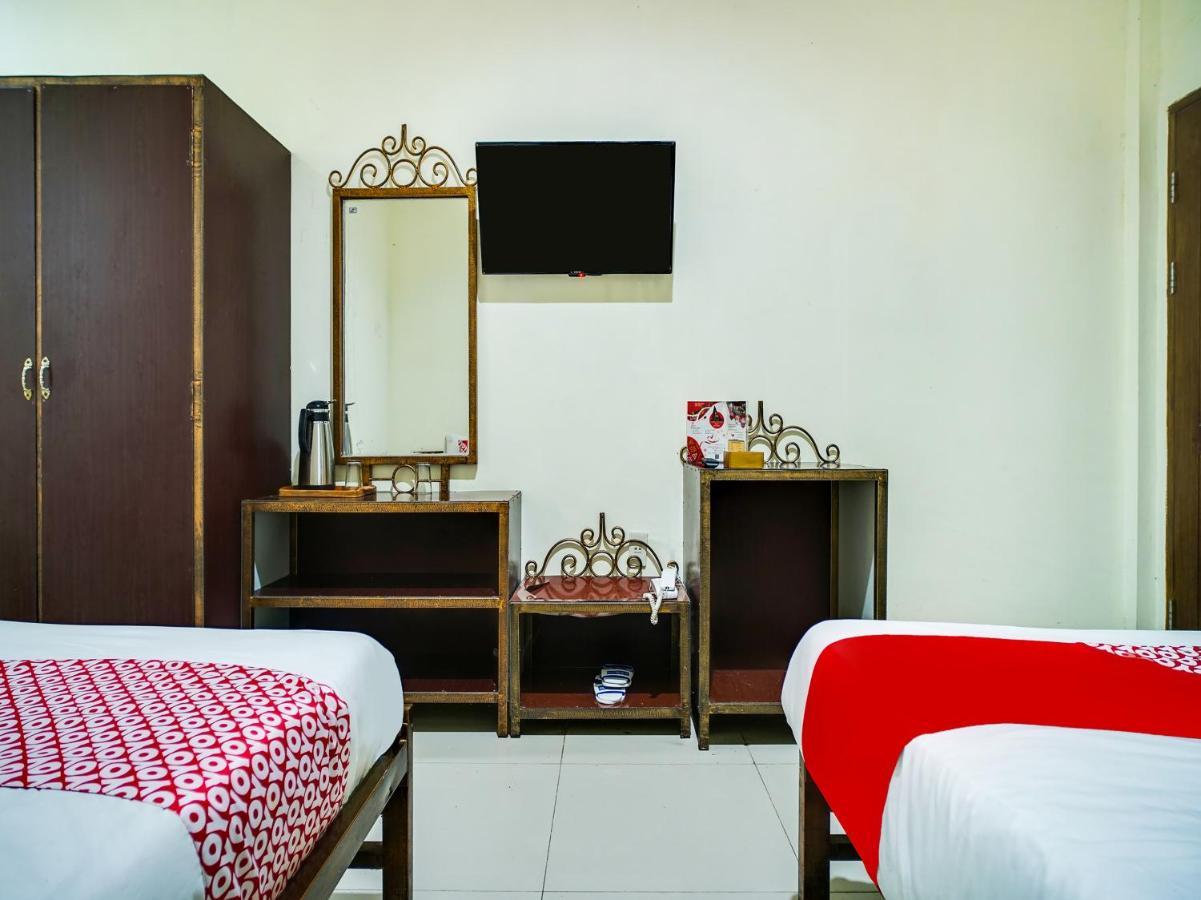 Capital O 540 Esther Hotel Balige Exterior photo